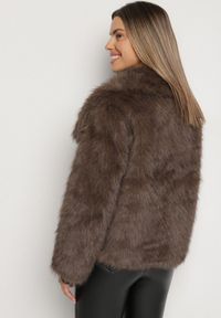 Born2be - Brązowa Kurtka Futro z Wsuwanymi Kieszeniami Liriena. Okazja: na co dzień, na spacer. Kolor: brązowy. Materiał: futro. Styl: klasyczny, casual, elegancki #5