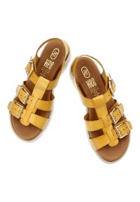 Sandały damskie Hee, cholewka ze skóry naturalnej paski z regulacją na klamry grubsza podeszwa casualowy styl, żółte, 26100. Okazja: na co dzień. Zapięcie: klamry. Kolor: żółty. Materiał: skóra. Wzór: paski. Styl: casual #3