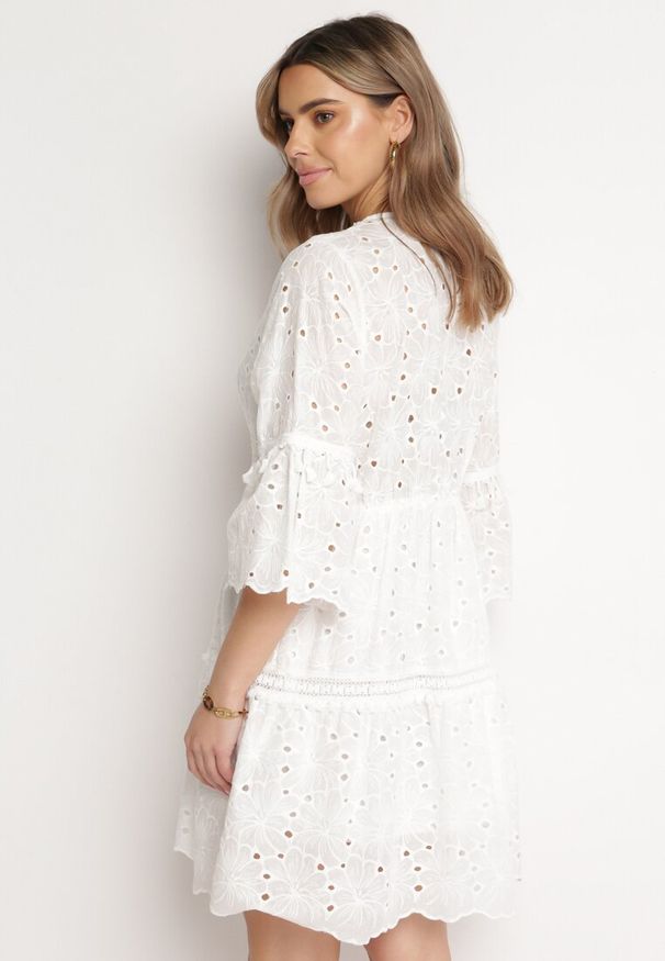 Born2be - Biała Bawełniana Sukienka w Stylu Boho z Ażurowym Wzorem Elsenia. Kolor: biały. Materiał: bawełna. Wzór: ażurowy. Sezon: lato. Styl: boho