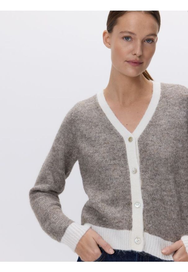 Reserved - Kardigan z kontrastowymi wstawkami - brązowy. Kolor: brązowy. Materiał: dzianina, wełna. Wzór: gładki