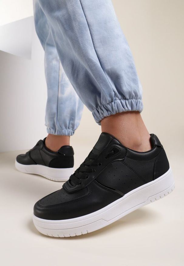 Renee - Czarne Sneakersy Thessaros. Zapięcie: sznurówki. Kolor: czarny. Materiał: dresówka, jeans. Szerokość cholewki: normalna