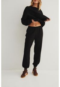 Marsala - Spodnie typu jogger z HAFTEM w kolorze TOTALLY BLACK - NEVIS. Materiał: bawełna, guma, poliester, dzianina. Wzór: haft. Styl: elegancki