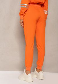 Renee - Pomarańczowe Spodnie Dresowe High Waist Ozdobione Nadrukiem przy Kieszeni Ascira. Stan: podwyższony. Kolor: pomarańczowy. Materiał: dresówka. Wzór: aplikacja, nadruk #3
