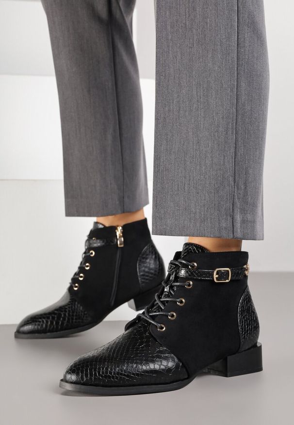 Renee - Czarne Botki Vices ze Wstawkami Imitującymi Skórę Węża i Sprzączką Gelrina. Okazja: na imprezę, na co dzień. Zapięcie: sprzączka. Kolor: czarny. Materiał: skóra. Obcas: na obcasie. Styl: casual. Wysokość obcasa: średni