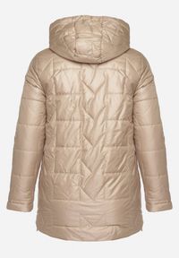 Born2be - Beżowa Pikowana Kurtka Ozdobiona Pikowaniem z Odpinanym Kapturem Falerosa. Okazja: na co dzień, na spacer. Kolekcja: plus size. Kolor: beżowy. Materiał: jeans. Wzór: aplikacja. Styl: casual #6