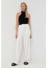 Guess top damski kolor czarny z półgolfem. Typ kołnierza: dekolt halter. Kolor: czarny. Materiał: materiał, dzianina, wiskoza. Wzór: gładki #2