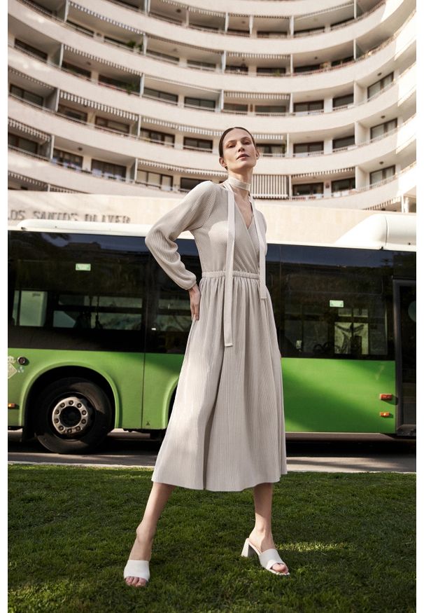 MOODO - Prążkowana sukienka z związaniem w talii beżowa. Kolor: beżowy. Materiał: prążkowany