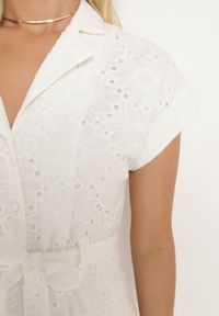 Born2be - Biała Bawełniana Ażurowa Sukienka na Guziki o Koszulowym Kroju Wiązana Paskiem Grosofia. Okazja: na co dzień. Kolor: biały. Materiał: bawełna. Wzór: ażurowy. Sezon: lato. Typ sukienki: koszulowe. Styl: klasyczny, casual, elegancki #2