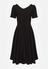 Born2be - Czarna Elegancka Rozkloszowana Sukienka z Kwiatem 3D Eugorus. Kolor: czarny. Wzór: kwiaty. Styl: elegancki #2