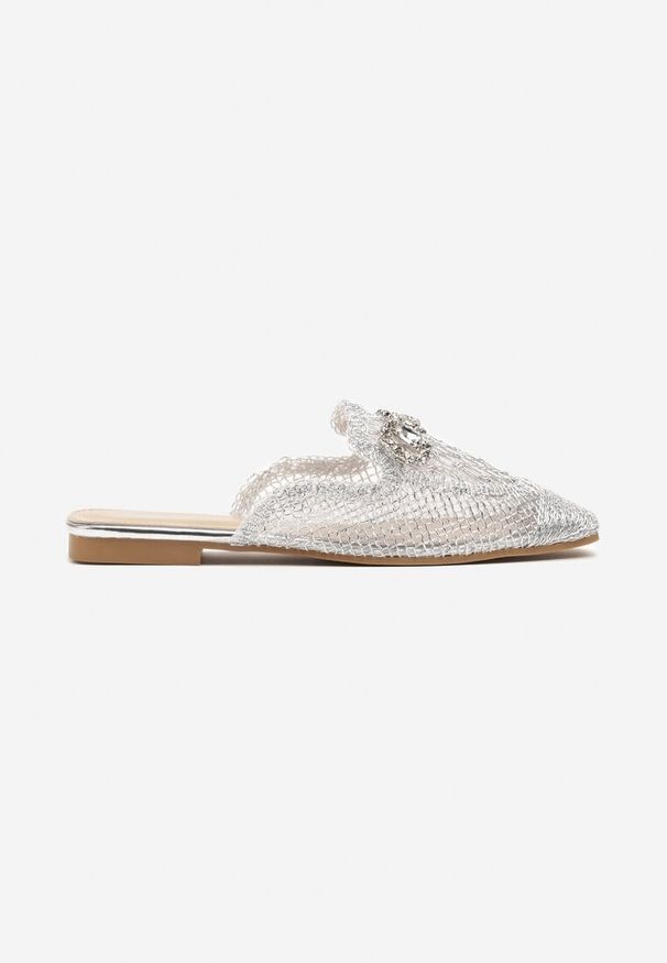 Born2be - Srebrne Klapki Mule z Ażurową Cholewką z Biżuteryjną Klamrą Frolabis. Kolor: srebrny. Wzór: ażurowy. Styl: elegancki