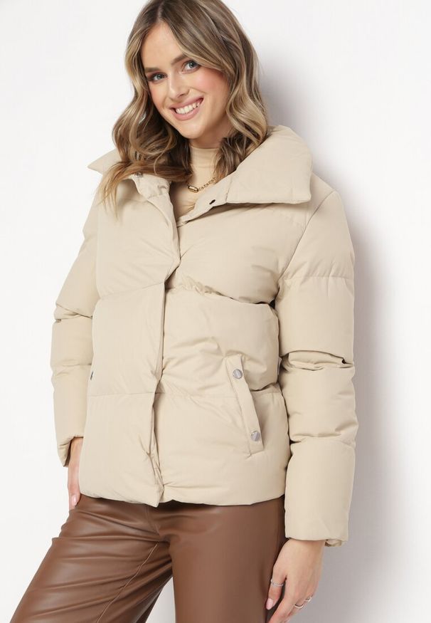 Born2be - Jasnobeżowa Kurtka Pikowana z Kołnierzem Beatsarda. Kolor: beżowy. Długość rękawa: długi rękaw. Długość: długie. Wzór: aplikacja