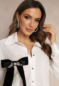 Renee - Biała Koszula z Kołnierzem i Kokardą z Cyrkoniami Mirabell. Typ kołnierza: kokarda. Kolor: biały. Materiał: dzianina, prążkowany, jeans. Długość rękawa: długi rękaw. Długość: długie. Wzór: aplikacja #3