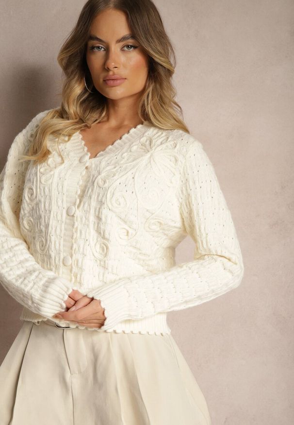 Renee - Beżowy Kardigan w Stylu Oversize z Guzikami i Ozdobnymi Tłoczeniami Palabia. Kolor: beżowy. Sezon: zima