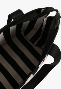 Born2be - Czarna Torebka w Paski Shopper na Suwak Salisea. Kolor: czarny. Wzór: paski. Styl: klasyczny, elegancki, casual #3