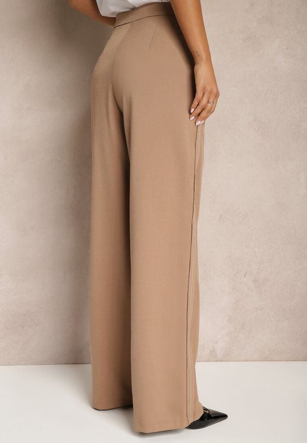 Renee - Ciemnobeżowe Spodnie z Wiskozą o Szerokim Kroju z Imitacją Kieszeni Zinnithria. Okazja: na co dzień. Kolor: beżowy. Materiał: wiskoza. Styl: elegancki, casual