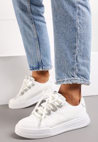 Born2be - Białe Sneakersy Wonaria. Nosek buta: okrągły. Kolor: biały. Materiał: zamsz, skóra ekologiczna. Szerokość cholewki: normalna. Obcas: na płaskiej podeszwie #1