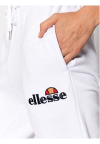 Ellesse Spodnie dresowe Noora SGK13459 Biały Regular Fit. Kolor: biały. Materiał: bawełna, dresówka
