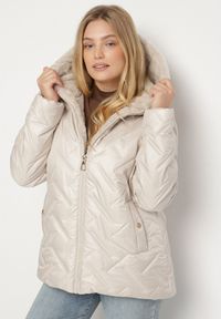 Born2be - Jasnobeżowa Pikowana Kurtka o Prostym Kroju z Kapturem Avilerie. Okazja: na co dzień. Typ kołnierza: kaptur. Kolekcja: plus size. Kolor: beżowy. Materiał: jeans. Styl: casual, elegancki