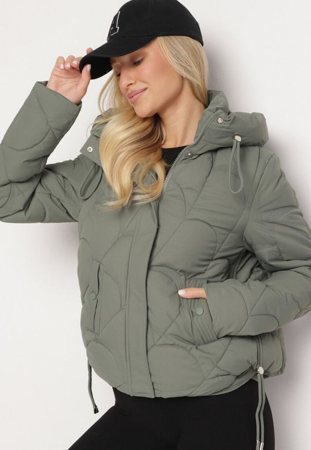 Born2be - Ciemnozielona Pikowana Kurtka o Pudełkowym Kroju z Kapturem i Ściągaczami Selizola. Okazja: na spacer. Typ kołnierza: kaptur. Kolor: zielony. Materiał: skóra, jeans. Styl: sportowy