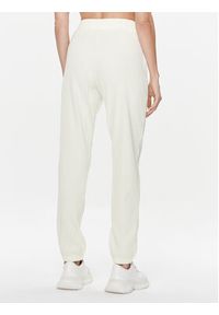 Guess Spodnie dresowe Aislin V4RB01 KC2T0 Biały Regular Fit. Kolor: biały. Materiał: syntetyk #5