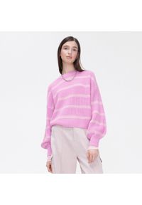 Cropp - Różowy sweter w paski - Różowy. Kolor: różowy. Materiał: dzianina. Długość rękawa: długi rękaw. Długość: długie. Wzór: paski #1