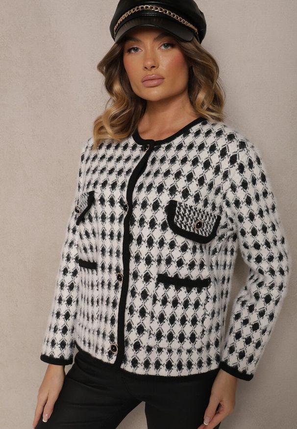 Renee - Biały Wiskozowy Kardigan Ozdobiony Wzorem w Pepitkę i Guzikami Saveri. Kolor: biały. Materiał: wiskoza. Wzór: aplikacja. Styl: retro, elegancki