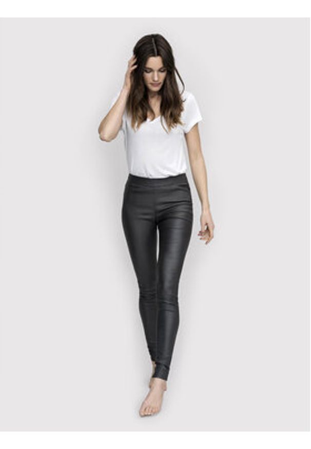 Kaffe Spodnie z imitacji skóry Ada Coated 10501626 Czarny Slim Fit. Kolor: czarny. Materiał: wiskoza, skóra