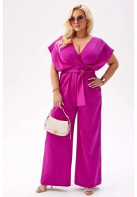 Moda Size Plus Iwanek - Elegancki kombinezon Valentina w energetycznym kolorze magenta PLUS SIZE XXL. Okazja: na imprezę. Stan: podwyższony. Kolekcja: plus size. Kolor: różowy. Materiał: tkanina, elastan, poliester. Długość: krótkie. Wzór: gładki. Styl: elegancki