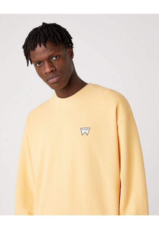 Wrangler - MĘSKA BLUZA WRANGLER BADGE CREW LOVELY MANGO W6E5HAA11 112130730