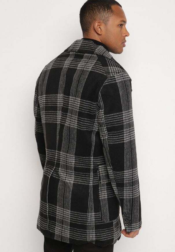 Born2be - Szaro-Czarny Płaszcz w Kratkę o Dwurzędowym Kroju z Kieszeniami i Polarową Podszewką Sanithwen. Okazja: do pracy, na co dzień. Kolor: szary. Materiał: polar. Wzór: kratka. Styl: casual, klasyczny