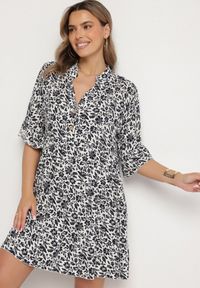 Born2be - Biało-Granatowa Bawełniana Sukienka w Kwiaty o Rozkloszowanym Kroju Jenaleira. Okazja: na co dzień. Typ kołnierza: dekolt w serek. Kolor: biały. Materiał: bawełna. Długość rękawa: krótki rękaw. Wzór: kwiaty. Styl: klasyczny, casual #2