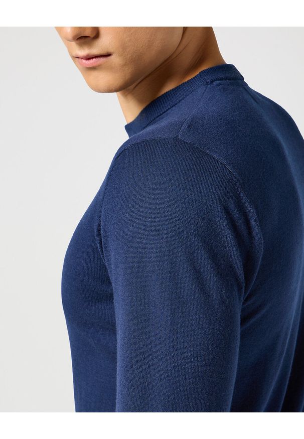Wrangler - WRANGLER MĘSKA BLUZA KNIT SWEATER NAVY 112357427 W8F2017358. Okazja: na co dzień. Typ kołnierza: bez kaptura. Materiał: poliamid, wełna, materiał, bawełna, nylon. Długość rękawa: długi rękaw. Długość: długie. Styl: casual, elegancki