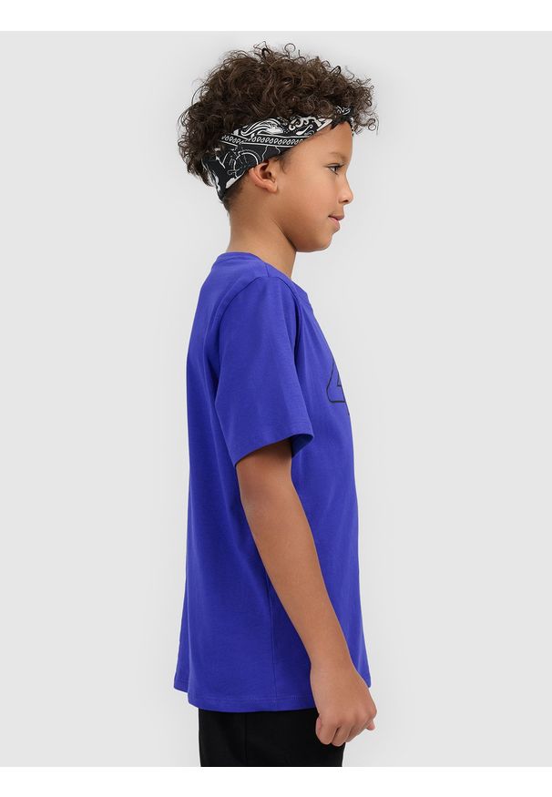 4f - 4F T-shirt regular z nadrukiem chłopięcy - niebieski 122 (6-7 lat). Okazja: na co dzień, na spacer, na uczelnię. Kolor: niebieski. Materiał: materiał, bawełna, dresówka, jeans. Wzór: nadruk. Sezon: lato. Styl: klasyczny, casual