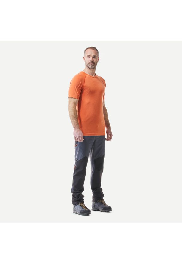 FORCLAZ - Bezszwowa męska koszulka trekkingowa z krótkim rękawem Forclaz MT900 merino. Kolor: pomarańczowy, brązowy, wielokolorowy. Materiał: wełna, elastan, poliamid, materiał. Długość rękawa: krótki rękaw. Długość: krótkie