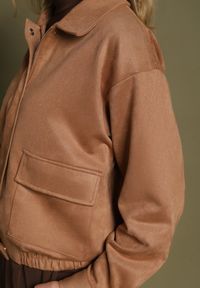 Born2be - Beżowa Kurtka Przejściowa Bomberka z Imitacji Zamszu z Kołnierzykiem Ervila. Okazja: na co dzień. Kolor: beżowy. Materiał: zamsz. Długość: krótkie. Sezon: jesień. Styl: casual #4