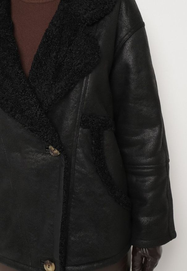 Born2be - Czarna Kurtka Biker Oversize Zapinana na Guziki Ocieplana Futerkiem Nikiena. Kolor: czarny. Materiał: futro. Długość rękawa: długi rękaw. Długość: długie. Styl: elegancki