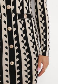 Born2be - Beżowa Sweterkowa Sukienka Mini w Geometryczny Wzór Carlas. Okazja: na co dzień. Kolor: beżowy. Materiał: wiskoza, jeans. Wzór: geometria. Typ sukienki: dopasowane. Styl: casual, elegancki. Długość: mini #4