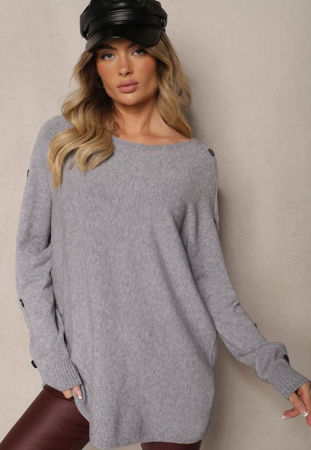 Renee - Szary Sweter z Wiskozą i Bawełną Ozdobiony Guzikami Ciavonne. Okazja: na co dzień. Kolor: szary. Materiał: bawełna, wiskoza. Długość rękawa: długi rękaw. Długość: długie. Wzór: aplikacja. Styl: casual