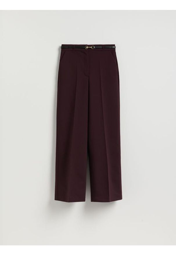 Reserved - Spodnie z paskiem - ciemnofioletowy. Kolor: fioletowy. Materiał: tkanina, wiskoza