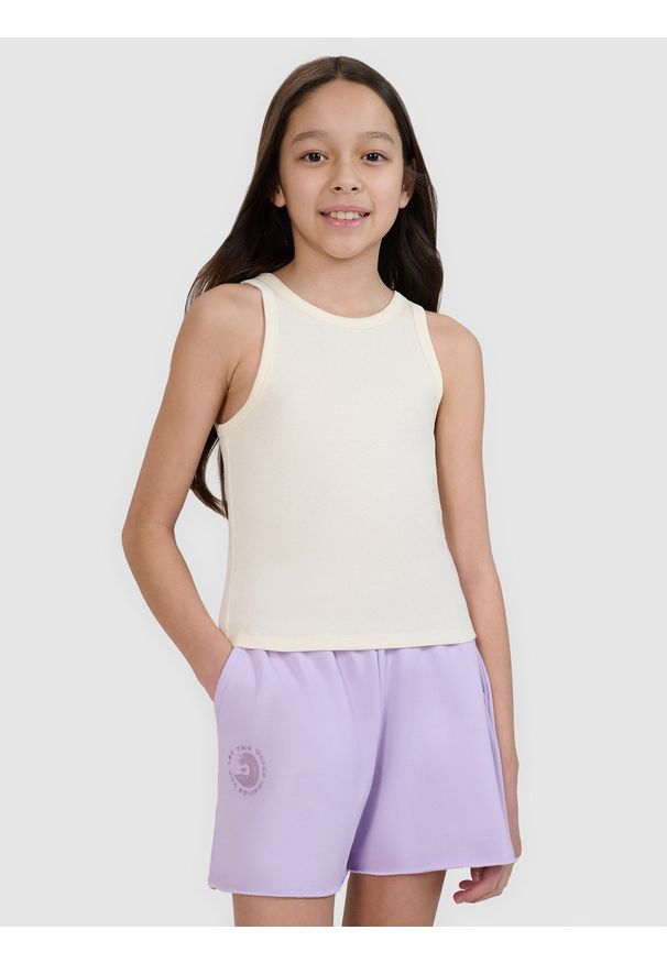 4f - 4F Crop top slim z prążkowanej dzianiny dziewczęcy - biały 122 (6-7 lat). Okazja: na co dzień. Kolor: biały. Materiał: dzianina, prążkowany. Długość rękawa: na ramiączkach. Sezon: lato. Styl: sportowy, młodzieżowy, elegancki, casual