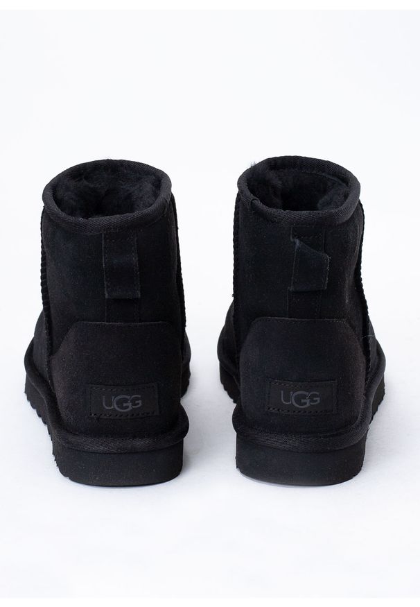 Ugg - UGG W Classic Mini II Buty zimowe damskie. Okazja: na plażę, na co dzień. Wysokość cholewki: przed kostkę. Kolor: czarny. Materiał: wełna, materiał, zamsz. Szerokość cholewki: normalna. Sezon: zima. Styl: młodzieżowy, casual, elegancki, klasyczny