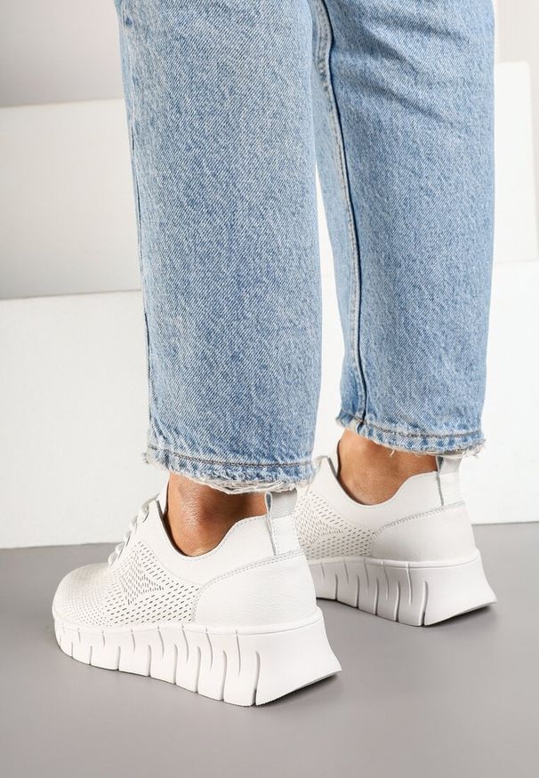 Renee - Białe Sneakersy ze Skóry Naturalnej ze Skórzaną Wkładką i Perforacją Nolzedis. Nosek buta: okrągły. Zapięcie: sznurówki. Kolor: biały. Materiał: skóra. Obcas: na obcasie. Wysokość obcasa: niski