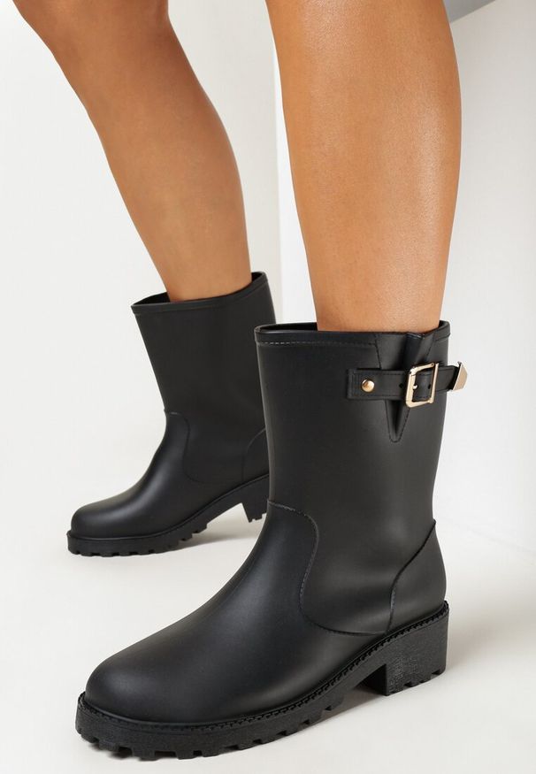 Born2be - Czarne Kalosze z Paskiem z Klamrą z Boku Foteini. Nosek buta: okrągły. Zapięcie: klamry. Kolor: czarny. Materiał: materiał, guma. Obcas: na obcasie. Styl: klasyczny. Wysokość obcasa: niski