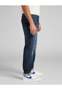 Lee - LEE AUSTIN MĘSKIE SPODNIE JEANSOWE TINTED FREEPORT L733PXDA 112140802. Okazja: do pracy, na co dzień. Wzór: kolorowy, gładki, jednolity. Styl: casual, klasyczny