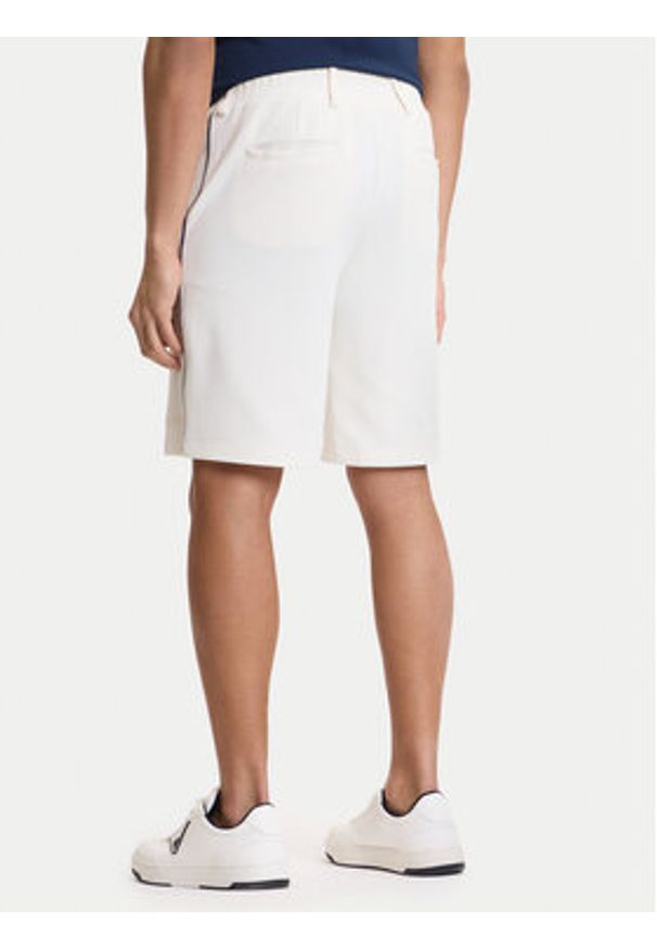 Guess Szorty sportowe Z6GD11 K3210 Écru Regular Fit. Kolor: kremowy. Materiał: syntetyk. Styl: sportowy