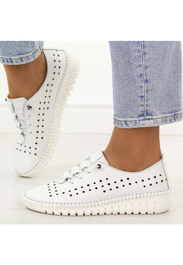 Białe ażurowe skórzane półbuty damskie T.Sokolski 4001. Okazja: na co dzień. Nosek buta: okrągły. Kolor: biały. Materiał: skóra. Szerokość cholewki: normalna. Wzór: ażurowy. Sezon: jesień, wiosna, lato. Styl: klasyczny, casual