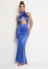 Born2be - Niebieska Satynowa Sukienka Wiązana na Szyi z Wycięciem pod Biustem i Różyczką Roneza. Kolor: niebieski. Materiał: satyna. Styl: elegancki #2