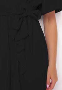 Born2be - Czarna Sukienka z Kopertowym Dekoltem Wiązana w Pasie z Gumką i Falbankami Alleria. Okazja: na co dzień. Typ kołnierza: kołnierz z falbankami. Kolor: czarny. Długość rękawa: krótki rękaw. Typ sukienki: kopertowe. Styl: casual #6