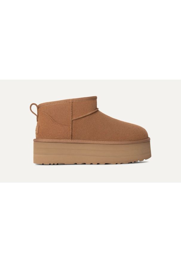 Ugg - Buty zimowe damskie brązowe UGG W CLASSIC ULTRA MINI PLATFORM. Okazja: na co dzień. Kolor: brązowy. Materiał: lyocell, poliester, skóra, materiał, zamsz, wełna. Szerokość cholewki: normalna. Wzór: aplikacja. Sezon: zima. Obcas: na platformie. Styl: klasyczny, casual