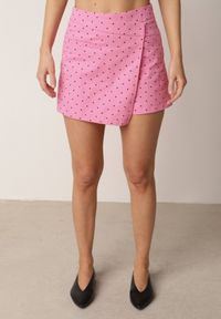 Born2be - Różowe Bawełniane Spódnico-Szorty z Wysokim Stanem Ozdobione Serduszkami Iosise. Okazja: na co dzień, na spacer. Stan: podwyższony. Kolor: różowy. Materiał: bawełna. Wzór: aplikacja. Styl: casual, elegancki #4